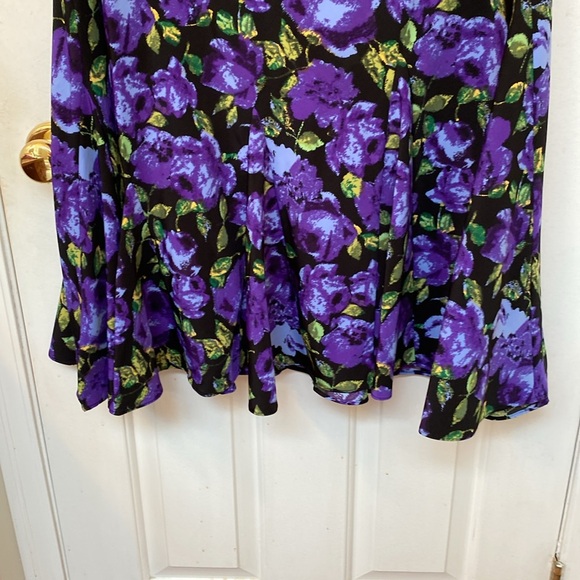 Gusseted Skirt - Picture 2 of 3